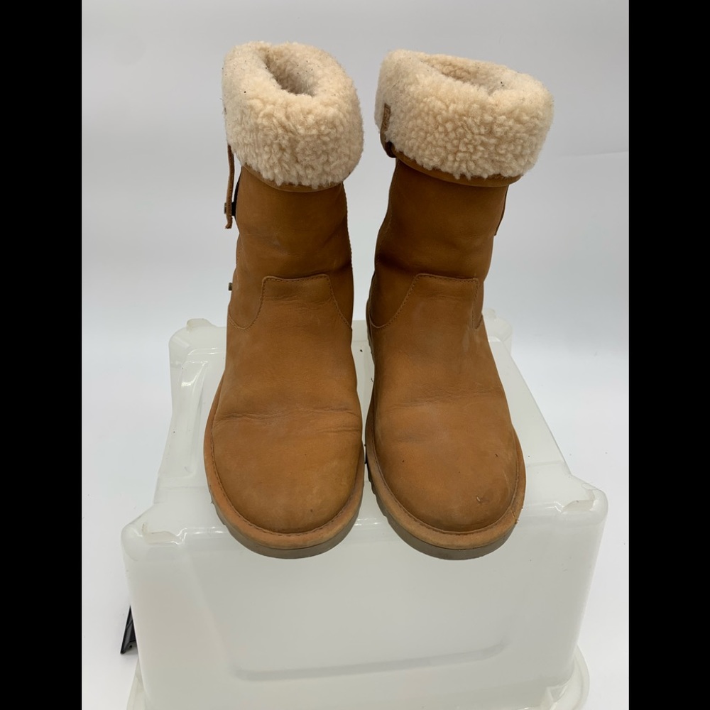 UGG, Brown, size 7, pre-owned but in EXCELLENT condition.